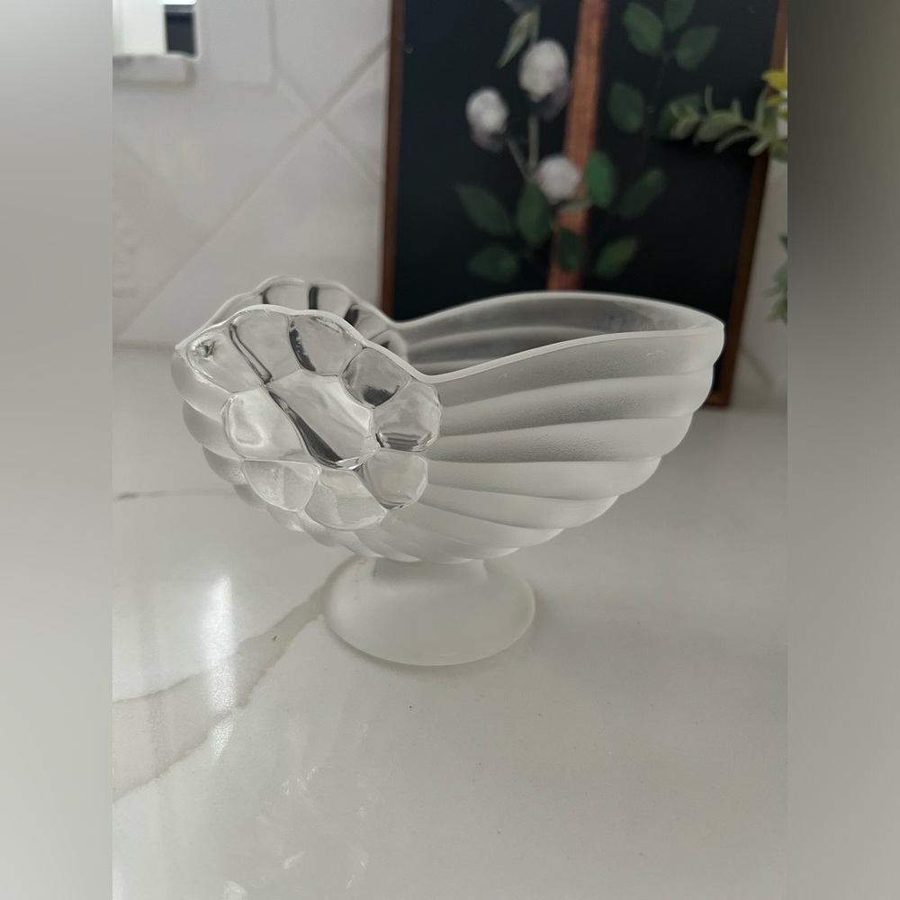 SMALL SOWERBY CLEAR AND FROSTED GLASS
NAUTILUS SHELL BOWL